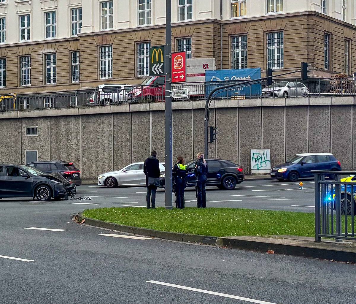 Autounfall beeinträchtigt Busverkehr am Döppersberg