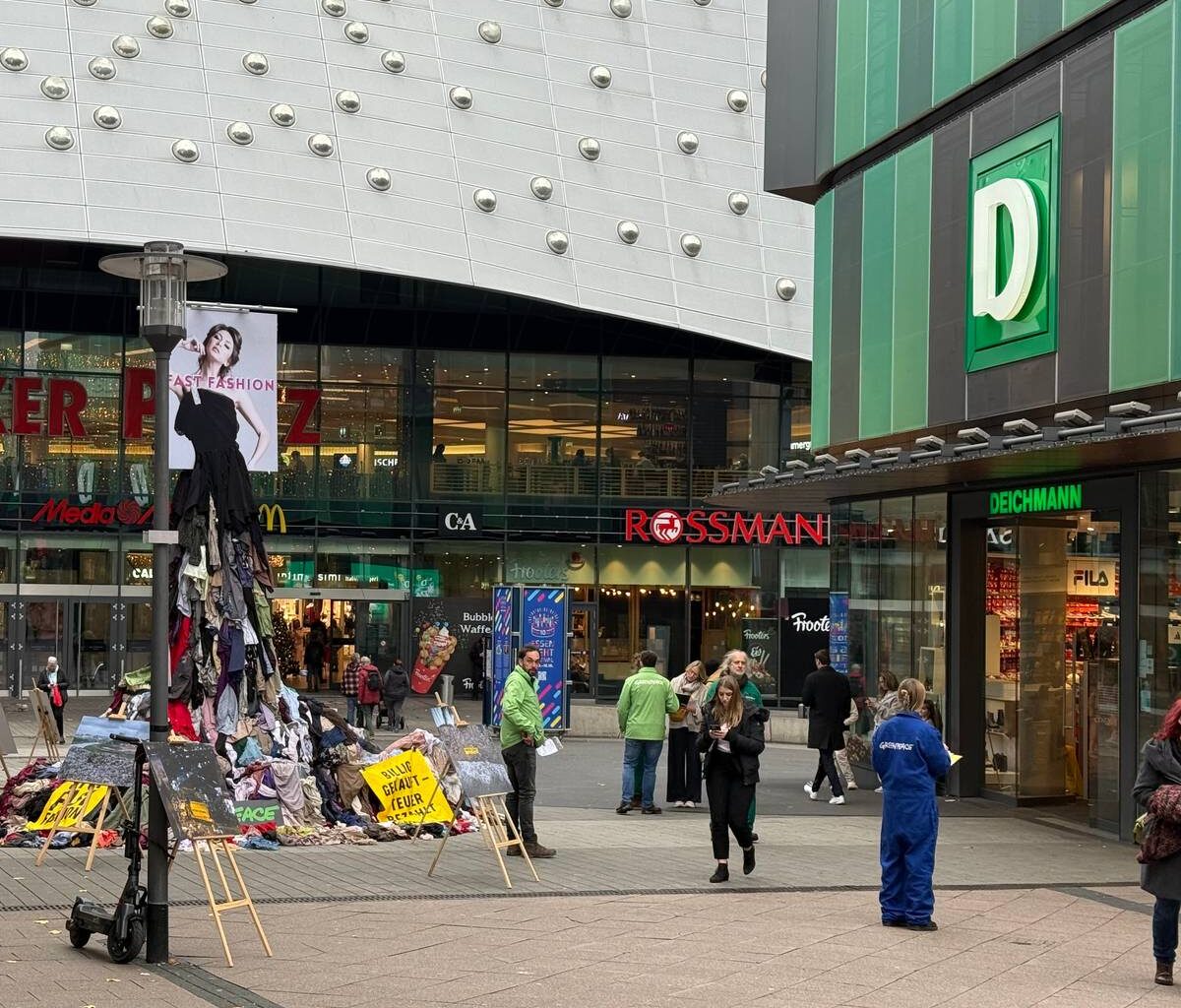 Statue in Essen aus alter Kleidung