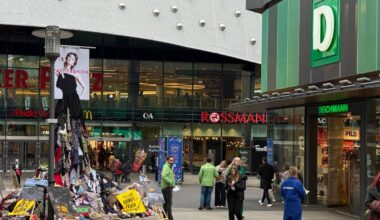 Statue in Essen aus alter Kleidung