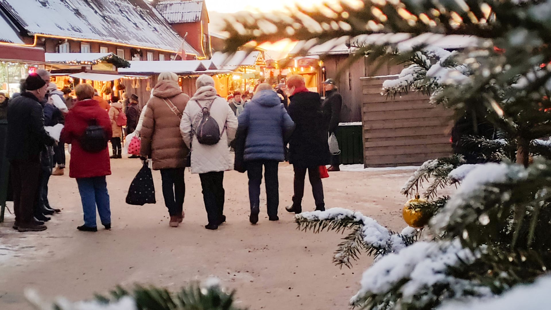 Impressionen vom Weihnachtsmarkt auf Gut Basthorst: Mit rund 250 Ausstellern zählt er zu den größten Norddeutschlands.