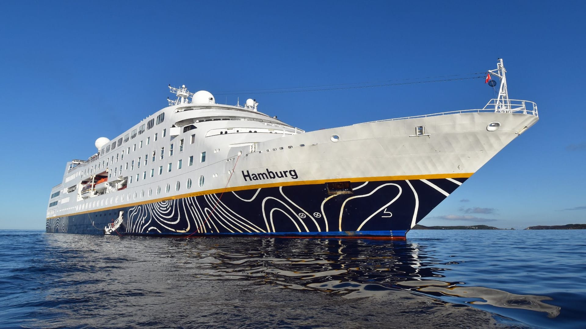 In neuer Bemalung: Die „MS Hamburg“ liegt auf Reede. Ende 2025 legt das Schiff zu einer Weltreise auf. In neuer Bemalung: Die „MS Hamburg“ liegt auf Reede. Ende 2025 legt das Schiff zu einer Weltreise auf.