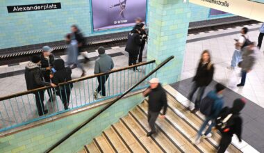 Männer attackieren Jugendlichen an Halloween im Bahnhof Alexanderplatz