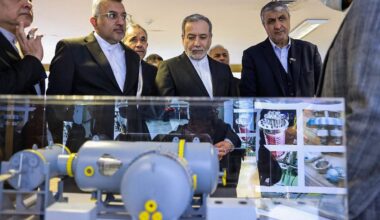 Irans Außenminister Araghchi und Atomenergiechef Eslami besichtigen Atomanlage in Teheran