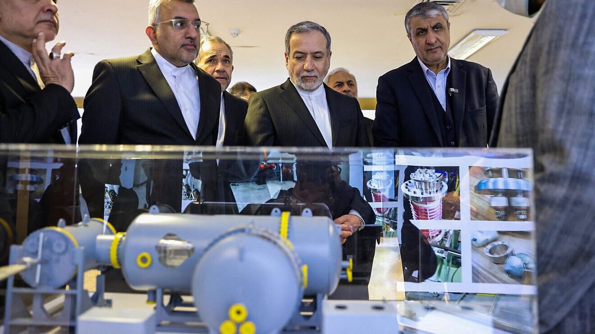 Irans Außenminister Araghchi und Atomenergiechef Eslami besichtigen Atomanlage in Teheran