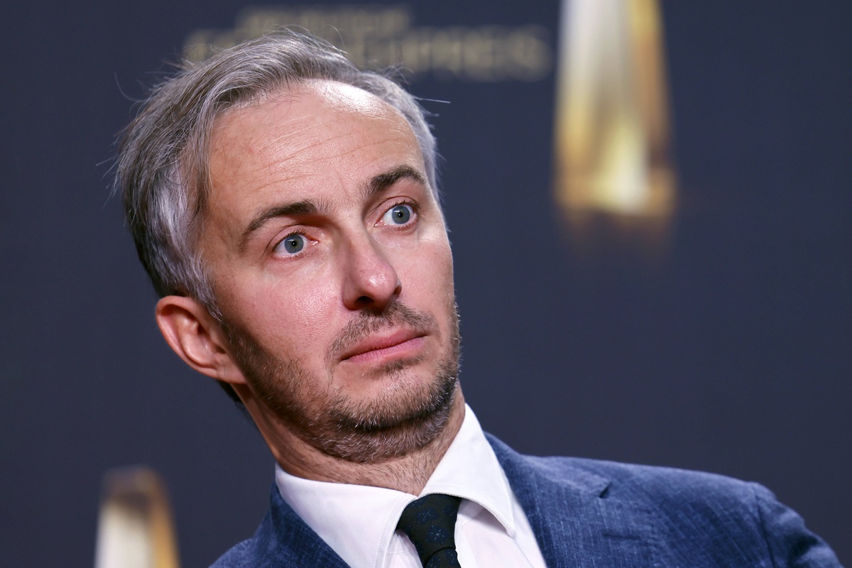 Jan Böhmermann blickt nach Dortmund - und kann nur noch den Kopf schütteln