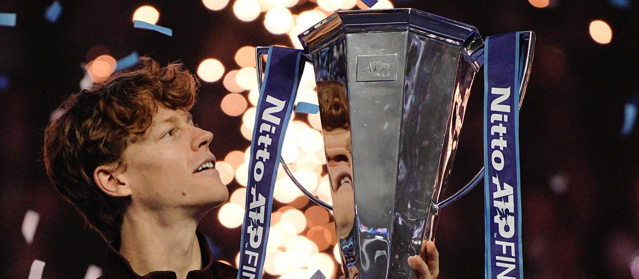 Jannik Sinner hält die ATP-Finals-Trophäe