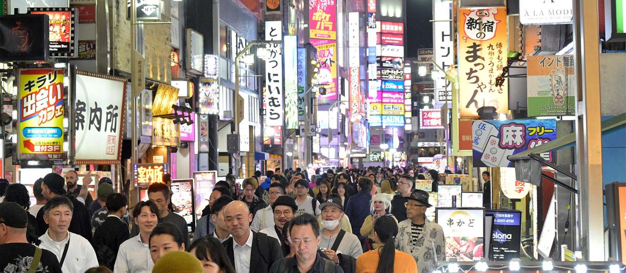 Menschenmassen im Vergnügungsviertel Kabukicho in Tokio, Japan. | picture alliance/dpa/Jiji Press Menschenmassen im Vergnügungsviertel Kabukicho in Tokio, Japan.