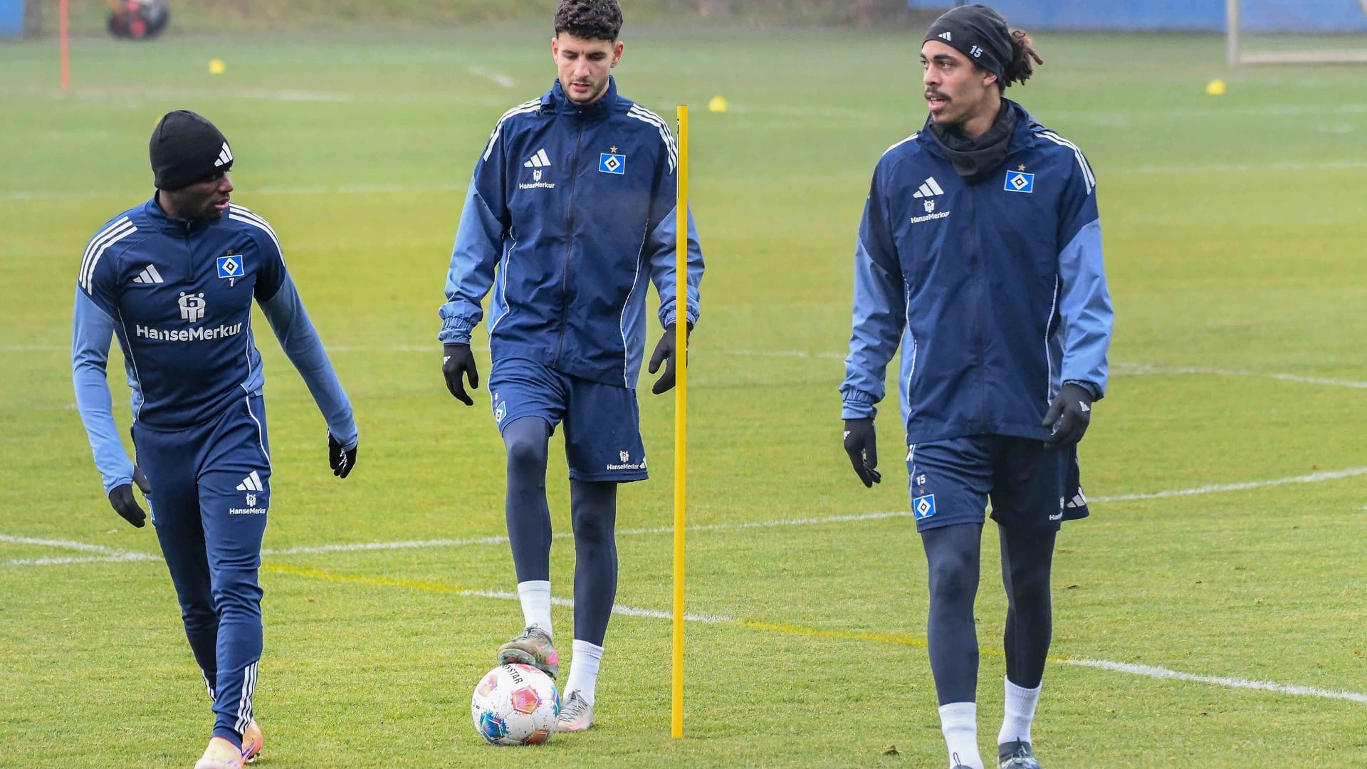 Jean-Luc Dompé, Daniel Elfadli und Yussuf Poulsen im Training: Gegen Stuttgart wird aus dem Trio nur HSV-Stürmer Dompé spielen können.
