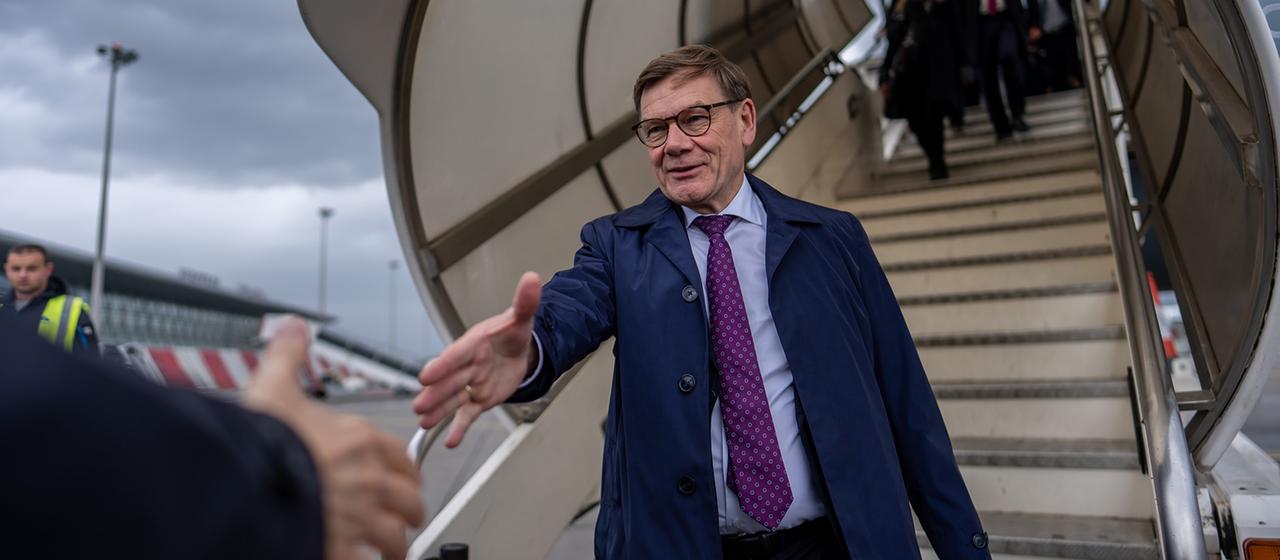 Johann Wadephul steigt am Flughafen von Podgorica in Montenegro aus dem Flugzeug. | dpa Johann Wadephul steigt am Flughafen von Podgorica in Montenegro aus dem Flugzeug.