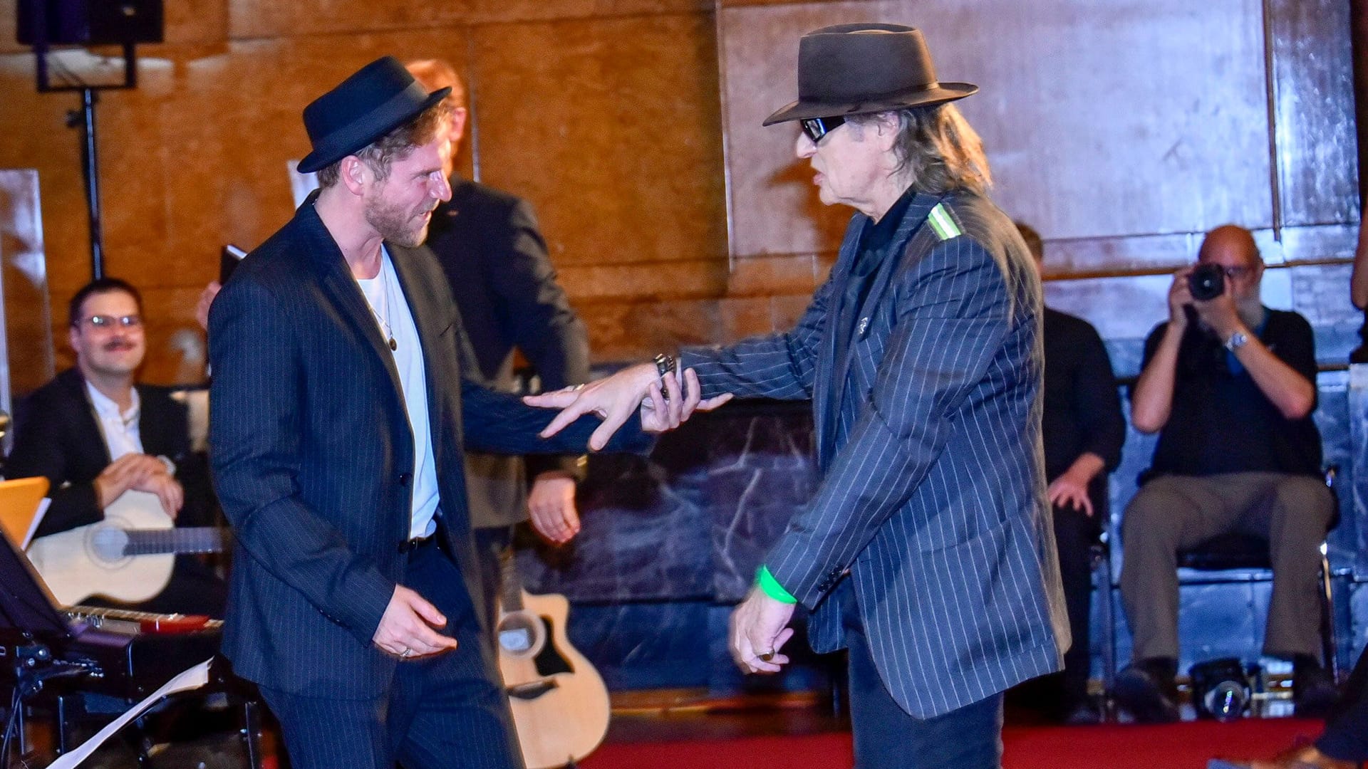 Johannes Oerding (l.) und Udo Lindenberg (Archivbild): Die beiden Hamburger Musiker verbindet eine Freundschaft. Johannes Oerding (l.) und Udo Lindenberg (Archivbild): Die beiden Hamburger Musiker verbindet eine Freundschaft.