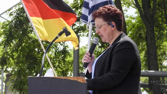 Nicole Jordan AfD-Politikerin aus Hamburg. spricht auf einer Demonstration.