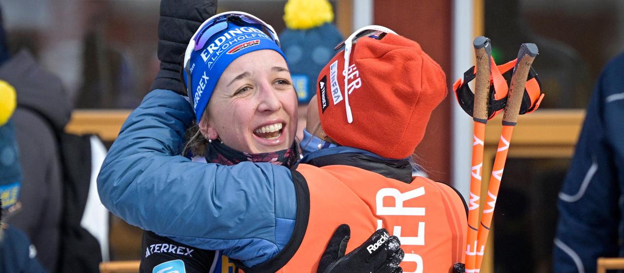 Franziska Preuß freut sich über ihren zweiten Platz im Einzel von Östersund | IMAGO / TT Franziska Preuß freut sich über ihren zweiten Platz im Einzel von Östersund