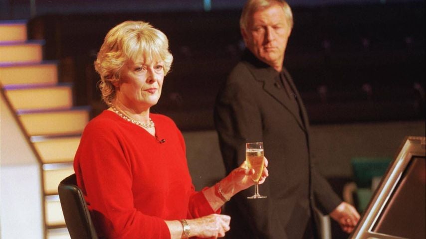 Judith Keppel bei "Who Wants to Be a Millionaire?" mit Chris Tarrant im Studio Elstree