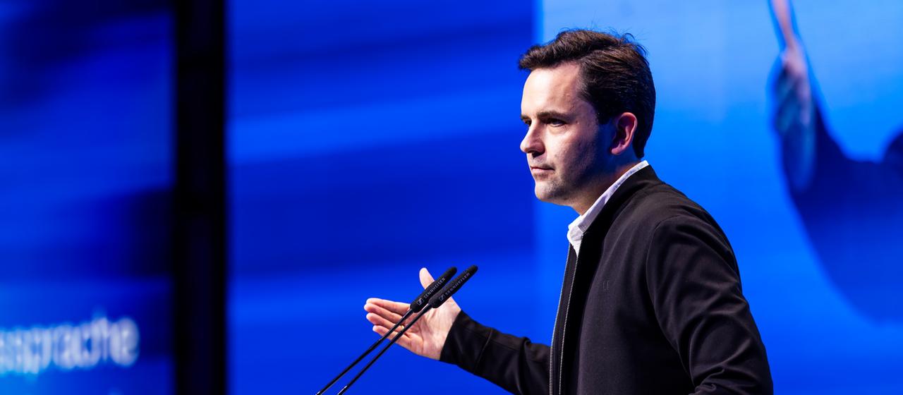 JU-Chef Winkel redet auf dem Treffen seiner Organisation