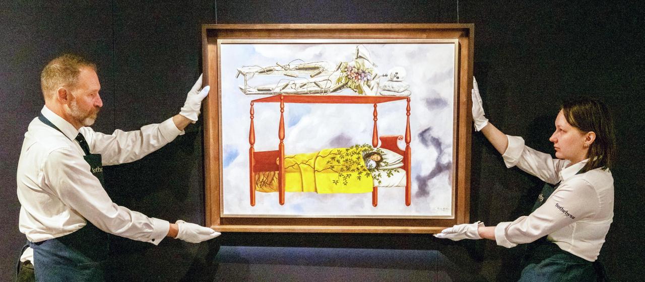 Mitarbeiter des Auktionshauses tragen das Kahlo-Gemälde. (---/Sotheby's/dpa) | ---/Sotheby's/dpa Mitarbeiter des Auktionshauses tragen das Kahlo-Gemälde. (---/Sotheby's/dpa)