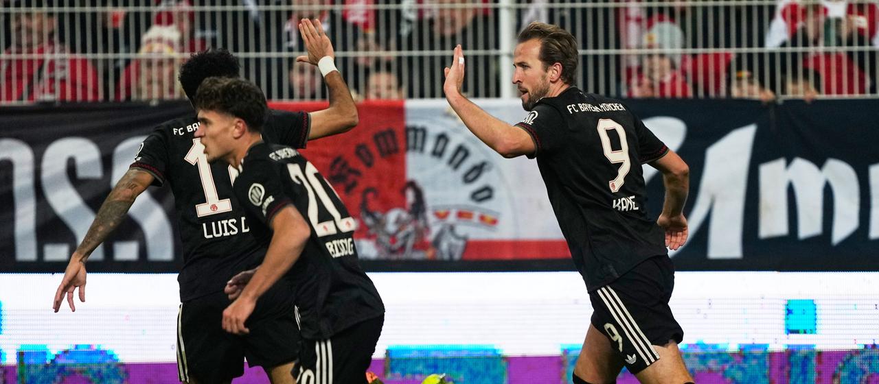 Harry Kane klatscht ab mit Luis Diaz