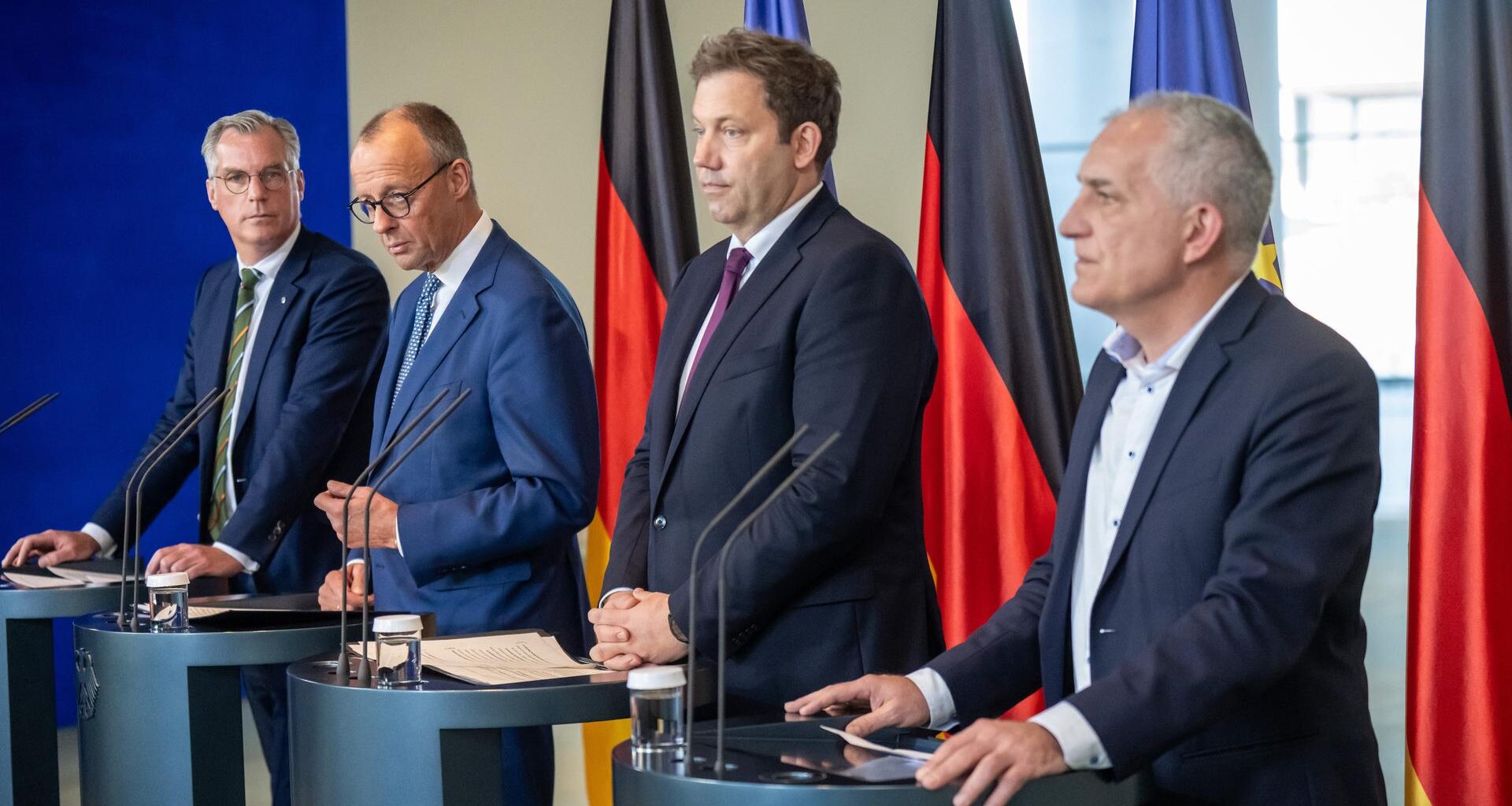 Bundeskanzler Friedrich Merz, Lars Klingbeil, Bundesminister der Finanzen, Gunnar Groebler, Präsident der Wirtschaftsvereinigung Stahl, und Jürgen Kerner, 2. Vorsitzender der IG Metall, geben eine Pressekonferenz.