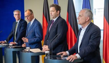 Bundeskanzler Friedrich Merz, Lars Klingbeil, Bundesminister der Finanzen, Gunnar Groebler, Präsident der Wirtschaftsvereinigung Stahl, und Jürgen Kerner, 2. Vorsitzender der IG Metall, geben eine Pressekonferenz.