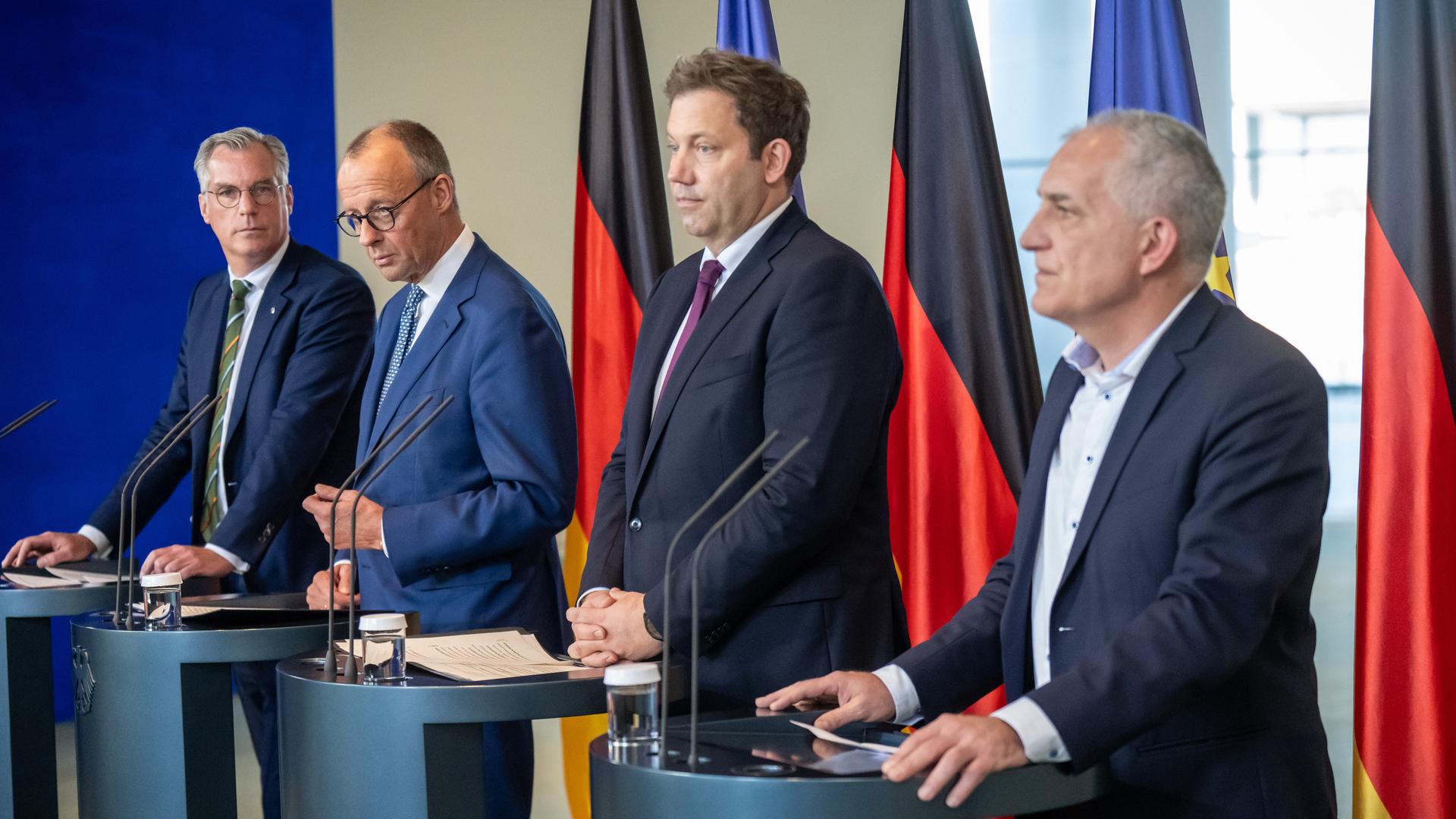 Bundeskanzler Friedrich Merz, Lars Klingbeil, Bundesminister der Finanzen, Gunnar Groebler, Präsident der Wirtschaftsvereinigung Stahl, und Jürgen Kerner, 2. Vorsitzender der IG Metall, geben eine Pressekonferenz. Bundeskanzler Friedrich Merz, Lars Klingbeil, Bundesminister der Finanzen, Gunnar Groebler, Präsident der Wirtschaftsvereinigung Stahl, und Jürgen Kerner, 2. Vorsitzender der IG Metall, geben eine Pressekonferenz.