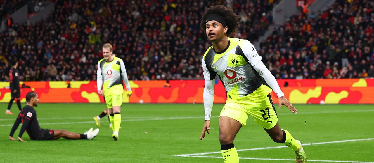 Karim Adeyemi (v.) jubelt über seinen Treffer im Spiel gegen Bayer 04 Leverkusen | REUTERS Karim Adeyemi (v.) jubelt über seinen Treffer im Spiel gegen Bayer 04 Leverkusen