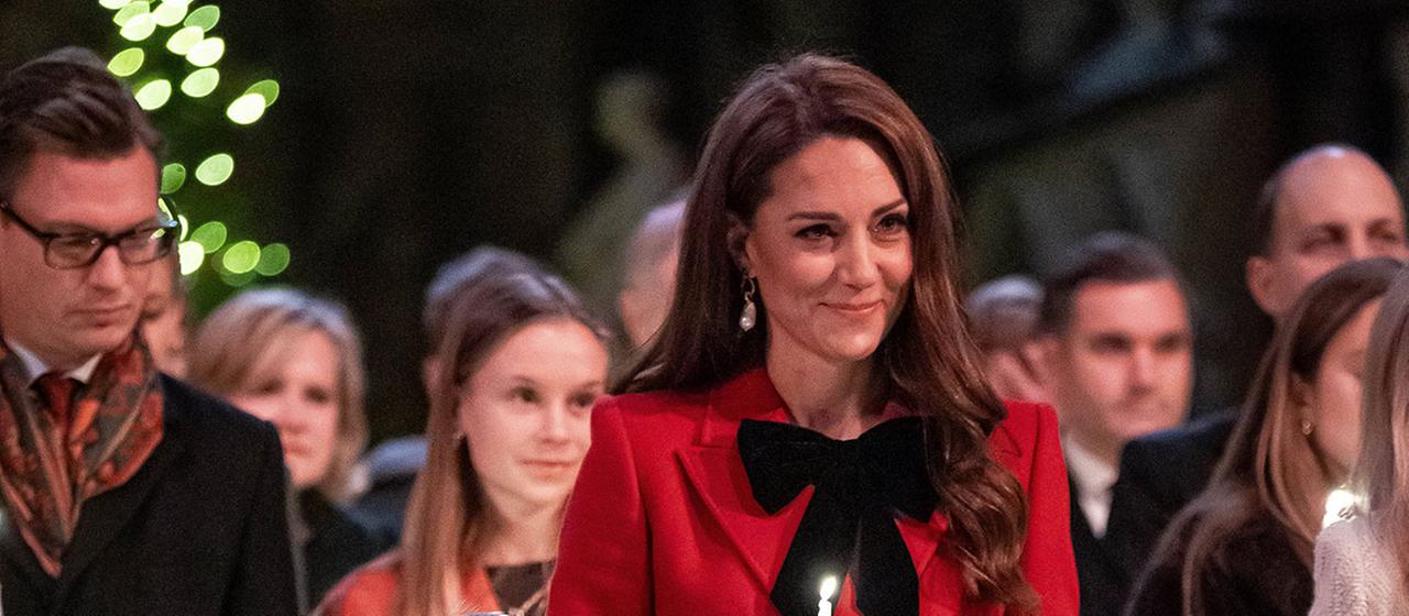 Prinzessin Kate und ihr Sohn halten eine Kerze in der Hand.