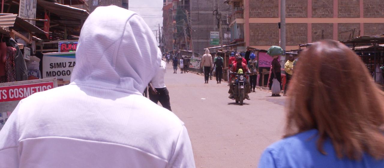 Clavin Masharia (Name geändert) ist von hinten auf einer Straße in Nairobi zu sehen.