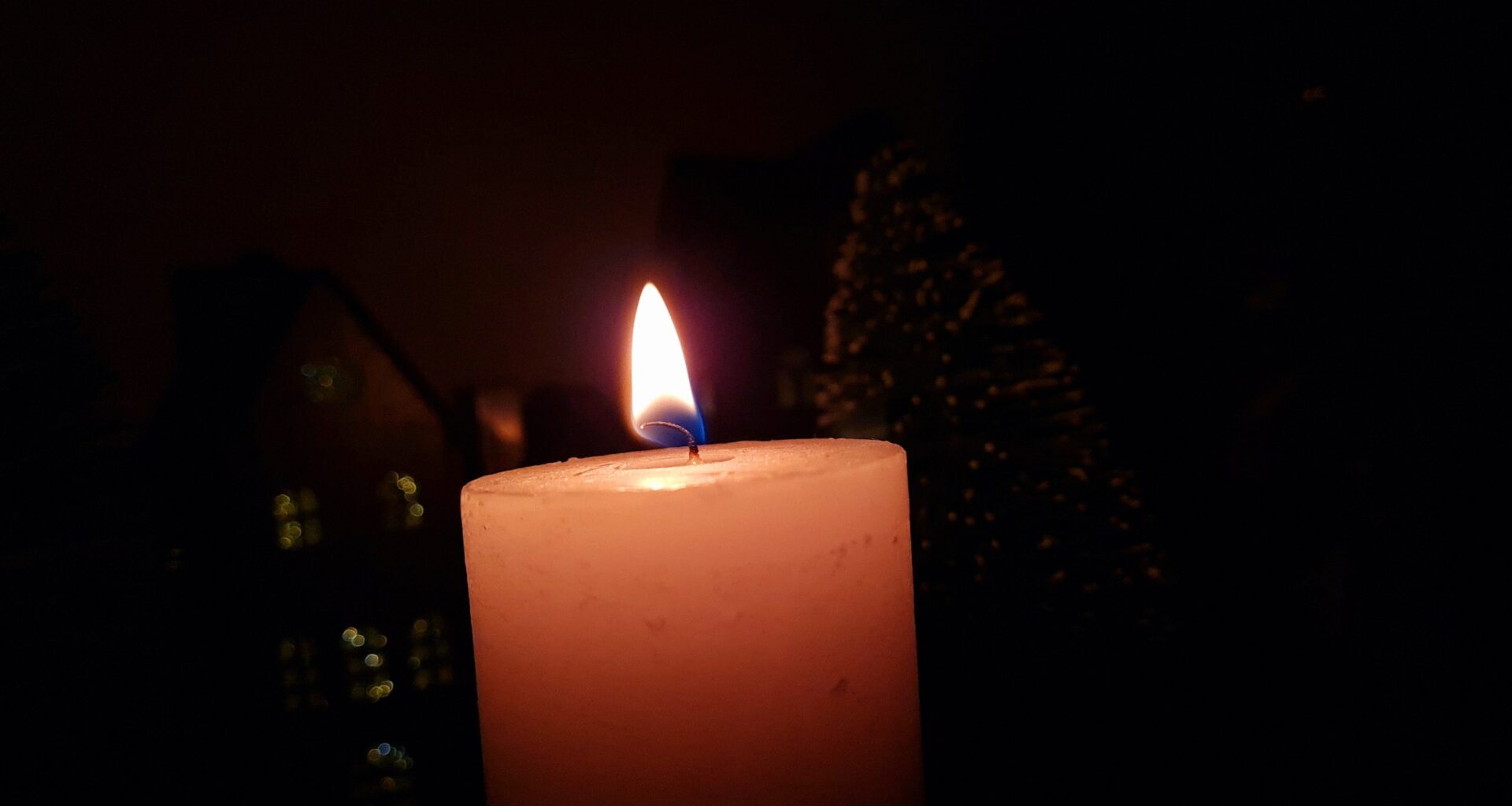 DEKRA warnt vor fahrlässigem Umgang mit Kerzen im Advent und Winter