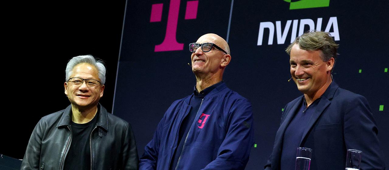 Jensen Huang, Tim Höttges und Christian Klein stellen ihr Projekt „Industrial AI Cloud” während einer Pressekonferenz in Berlin vor. | REUTERS Jensen Huang, Tim Höttges und Christian Klein stellen ihr Projekt „Industrial AI Cloud” während einer Pressekonferenz in Berlin vor.