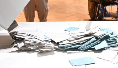 Stimmzettel werden in einem Wahlbüro bei der Wahl zum Kieler Oberbürgermeister zum Auszählen auf einem Tisch geschüttet.