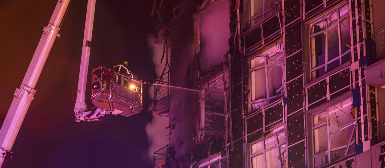 Rettungskräfte an einem zerstörten Gebäude in Kiew | dpa Rettungskräfte an einem zerstörten Gebäude in Kiew