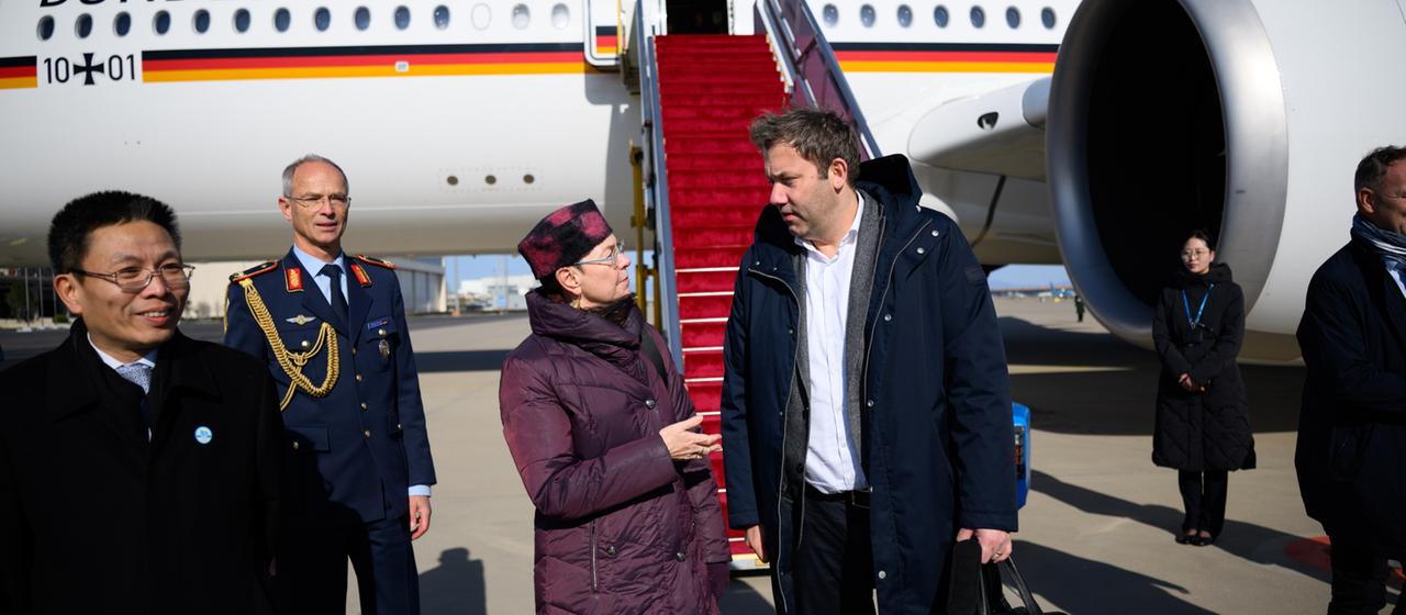 hina, Peking: Lars Klingbeil, Bundesminister der Finanzen, auf dem Hauptstadt-Flughafen Peking. | dpa hina, Peking: Lars Klingbeil, Bundesminister der Finanzen, auf dem Hauptstadt-Flughafen Peking.