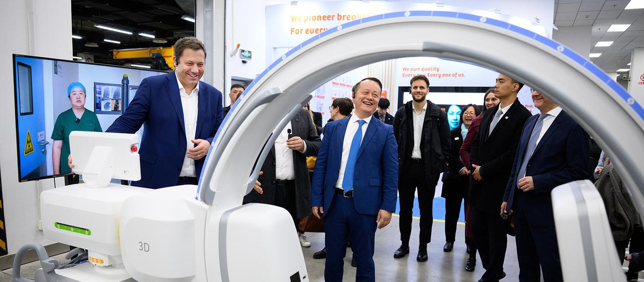 Lars Klingbeil besucht die chinesische Produktionsstätte Siemens Shanghai Medical Equipment Ltd.