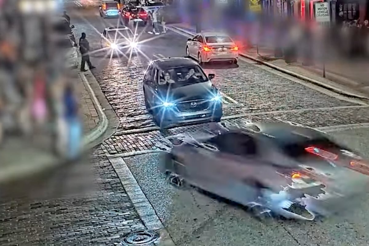 Fluchtauto rast in Bar: Vier Tote, viele Verletzte - TAG24