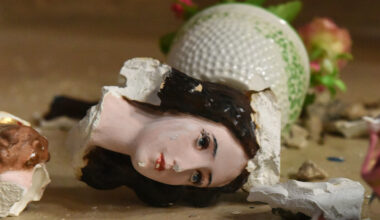 Eine zerbrochene Heiligenfigur liegt auf dem Boden