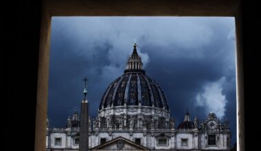 Dunkle Wolken über der Kuppel des Petersdoms