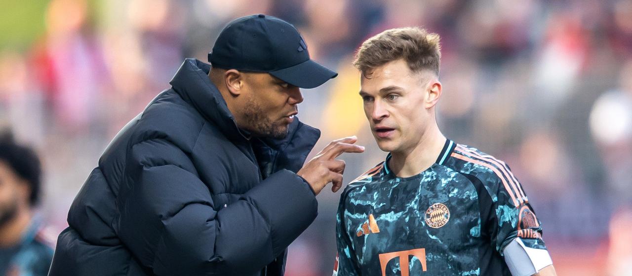 Bayern Münchens Trainer Vincent Kompany (l.) im Gespräch mit Kapitän Joshua Kimmich
