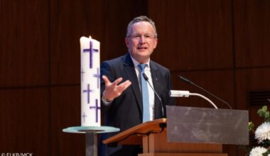 Ein Mann im Anzug am Rednerpult