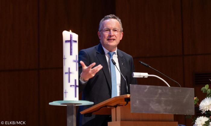 Ein Mann im Anzug am Rednerpult