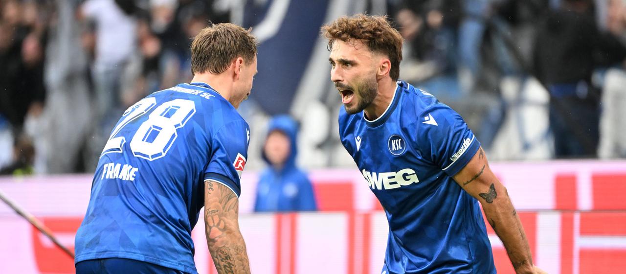 Fabian Schleusener (r.) bejubelt sein Siegtor | dpa/Uli Deck Fabian Schleusener (r.) bejubelt sein Siegtor