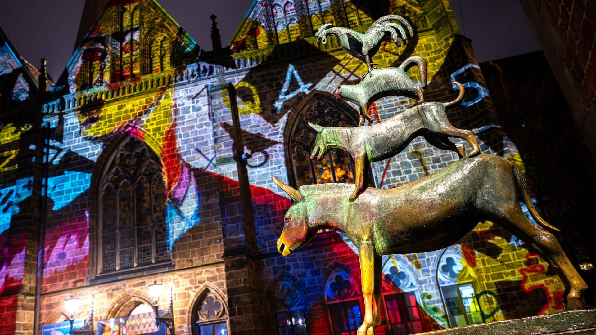 Kunstaktion "Lichter der City" im Jahr 2024: Während des Events werden architektonisch relevante Gebäude der Stadt mit Bild- und Videoprojektionen in Kunstwerke verwandelt.