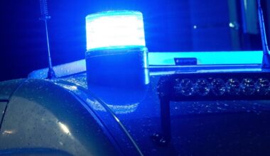 Mann droht mit vermeintlicher Waffe