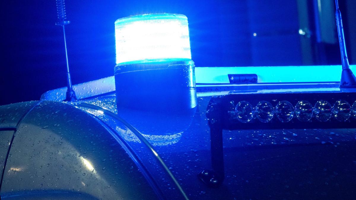 Mann droht mit vermeintlicher Waffe