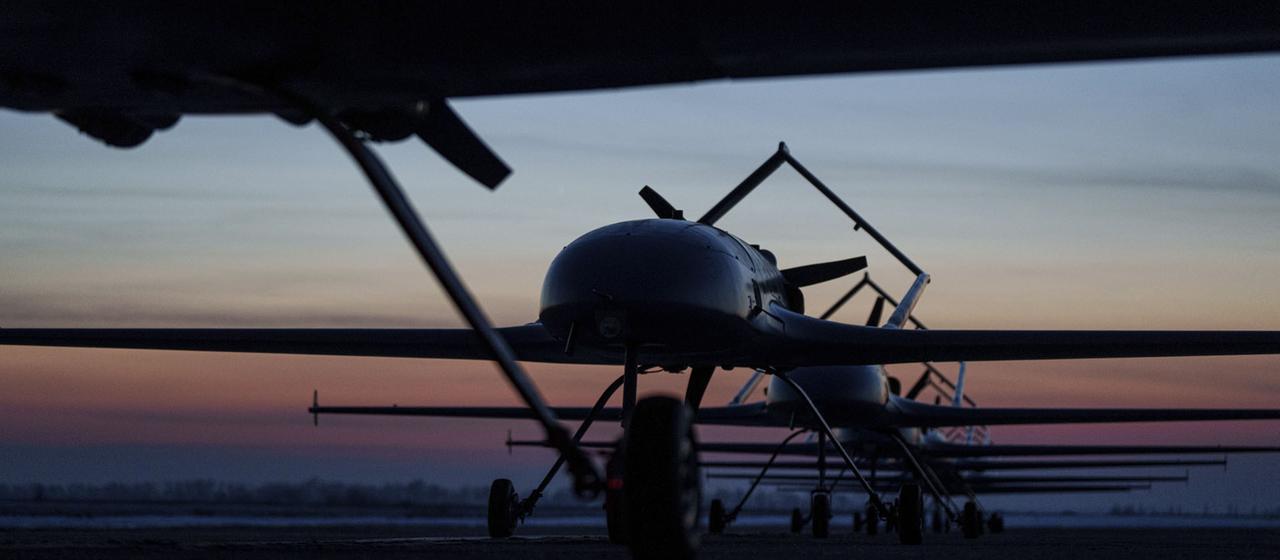 Langstreckendrohnen des Typs An-196 Ljutyj stehen vor dem Start in einer Reihe in der Ukraine. | dpa Langstreckendrohnen des Typs An-196 Ljutyj stehen vor dem Start in einer Reihe in der Ukraine.