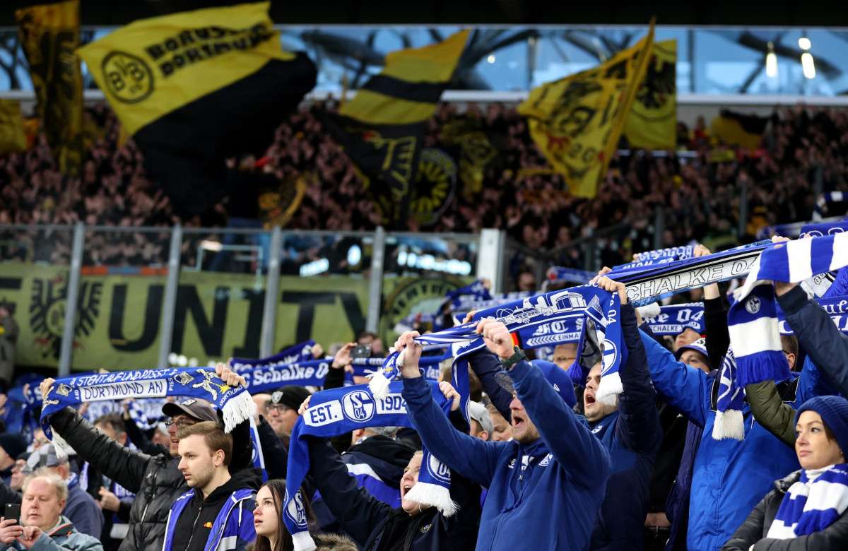 In Köln: Massenschlägerei zwischen Schalke- und BVB-Fans