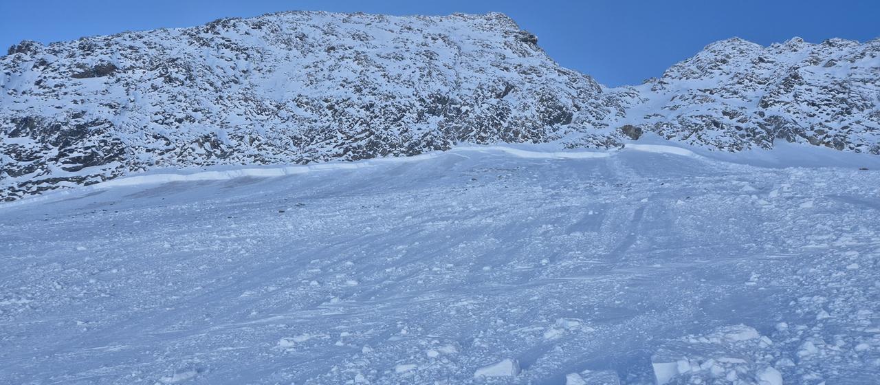 Lawinenabgang im freien Skiraum am Stubaier Gletscher in Tirol.