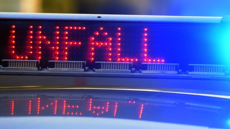 Leuchtschrift "Unfall" auf einem Streifenwagen mit Blaulicht (Symbolbild): Ingsesamt wurden bei dem Unfall fünf Personen verletzt. Leuchtschrift "Unfall" auf einem Streifenwagen mit Blaulicht (Symbolbild): Ingsesamt wurden bei dem Unfall fünf Personen verletzt.