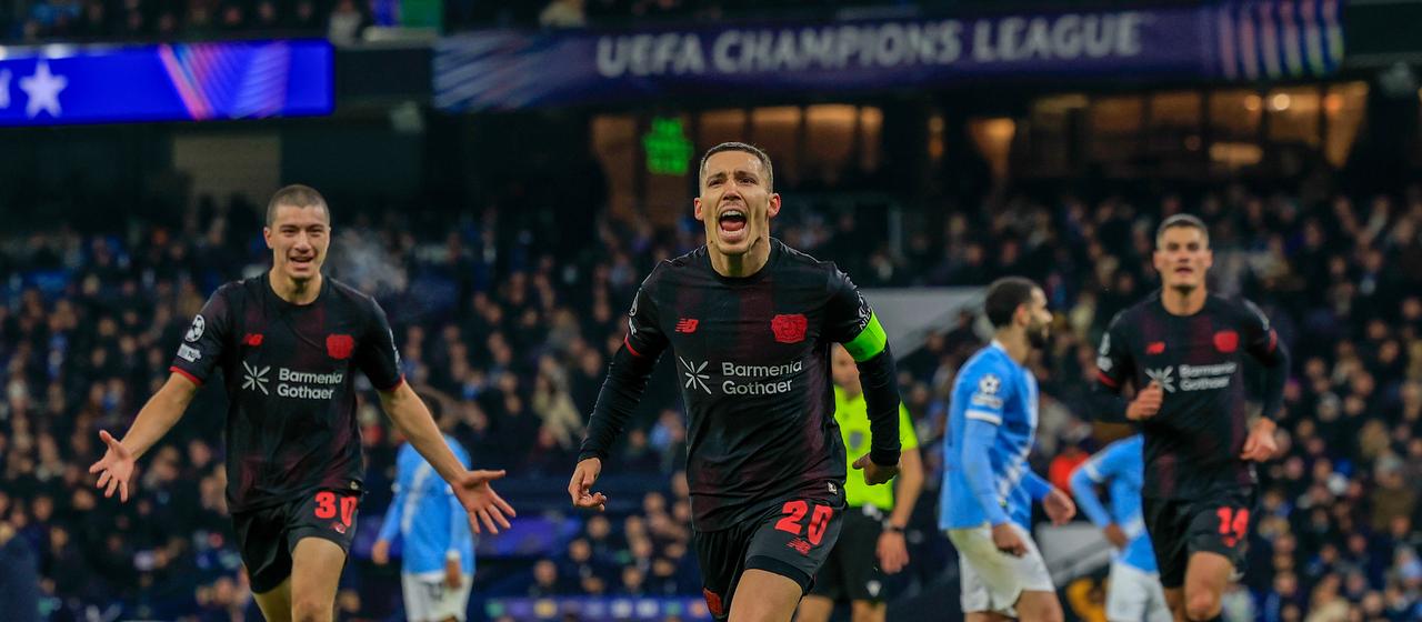 Leverkusens Alejandro Grimaldo bejubelt seinen Treffer 