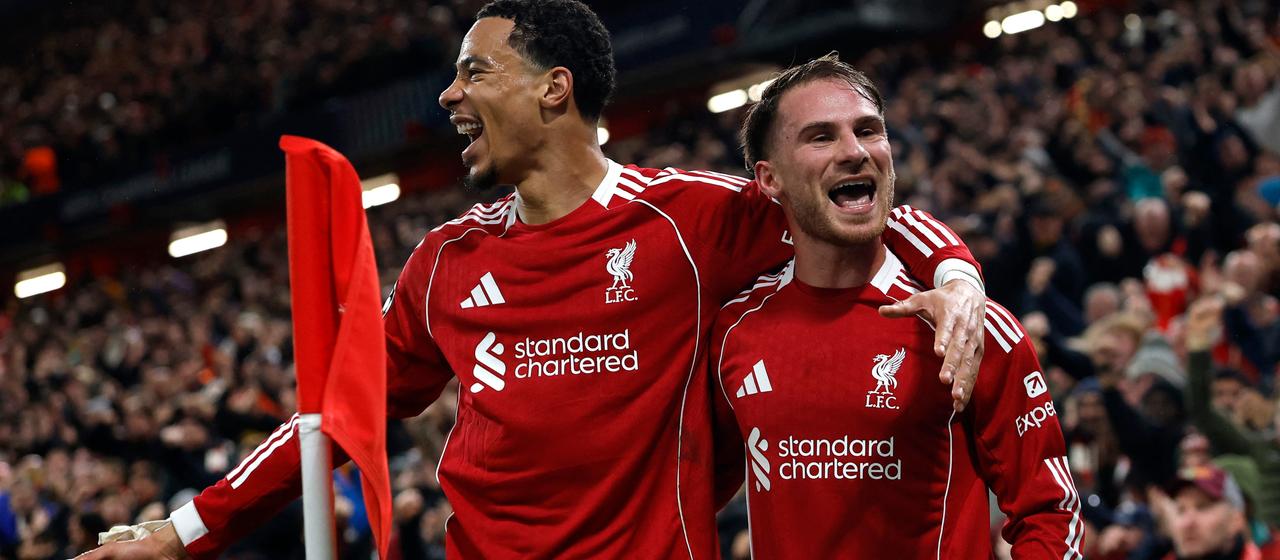 Alexis Mac Allister (r.) feiert sein Tor mit Hugo Ekitike.