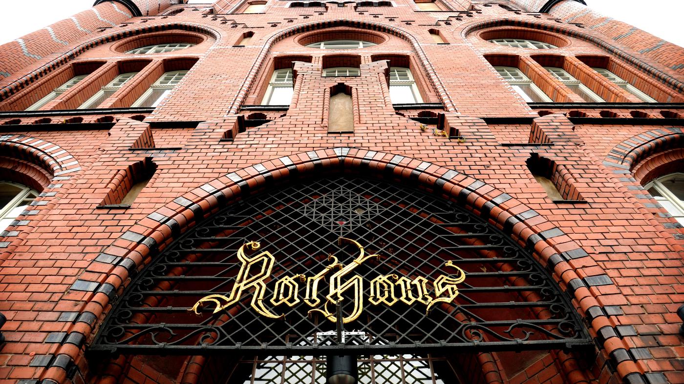 Retter behindert, Journalisten eingeschüchtert: Lichtenbergs Bezirksbürgermeister in Erklärungsnot