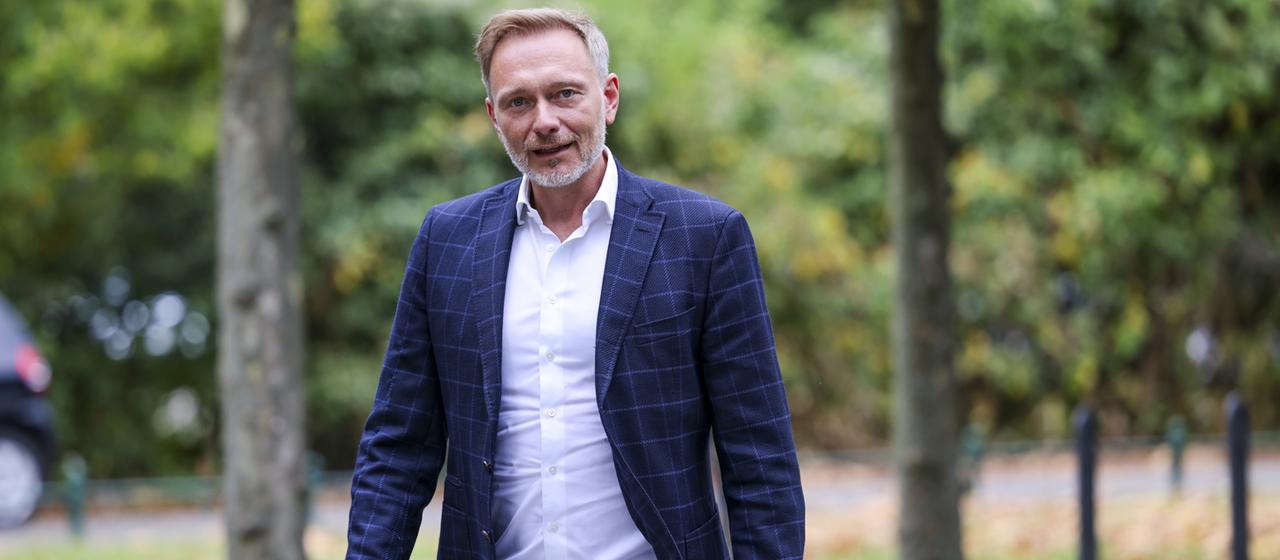 Christian Lindner geht entlang einer Reihe von Bäumen | dpa Christian Lindner geht entlang einer Reihe von Bäumen